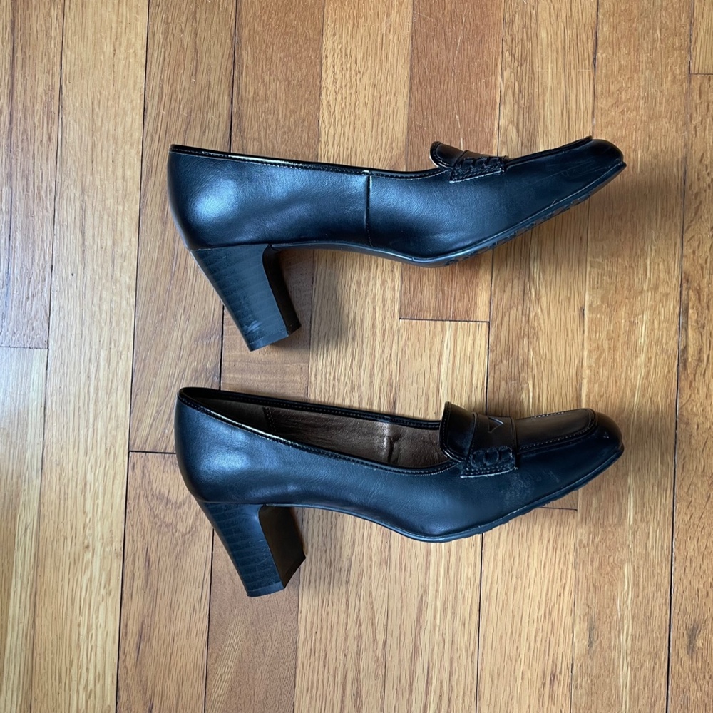 Hush Puppies Soft Style Black Loafer Heel size 8.5 medium
